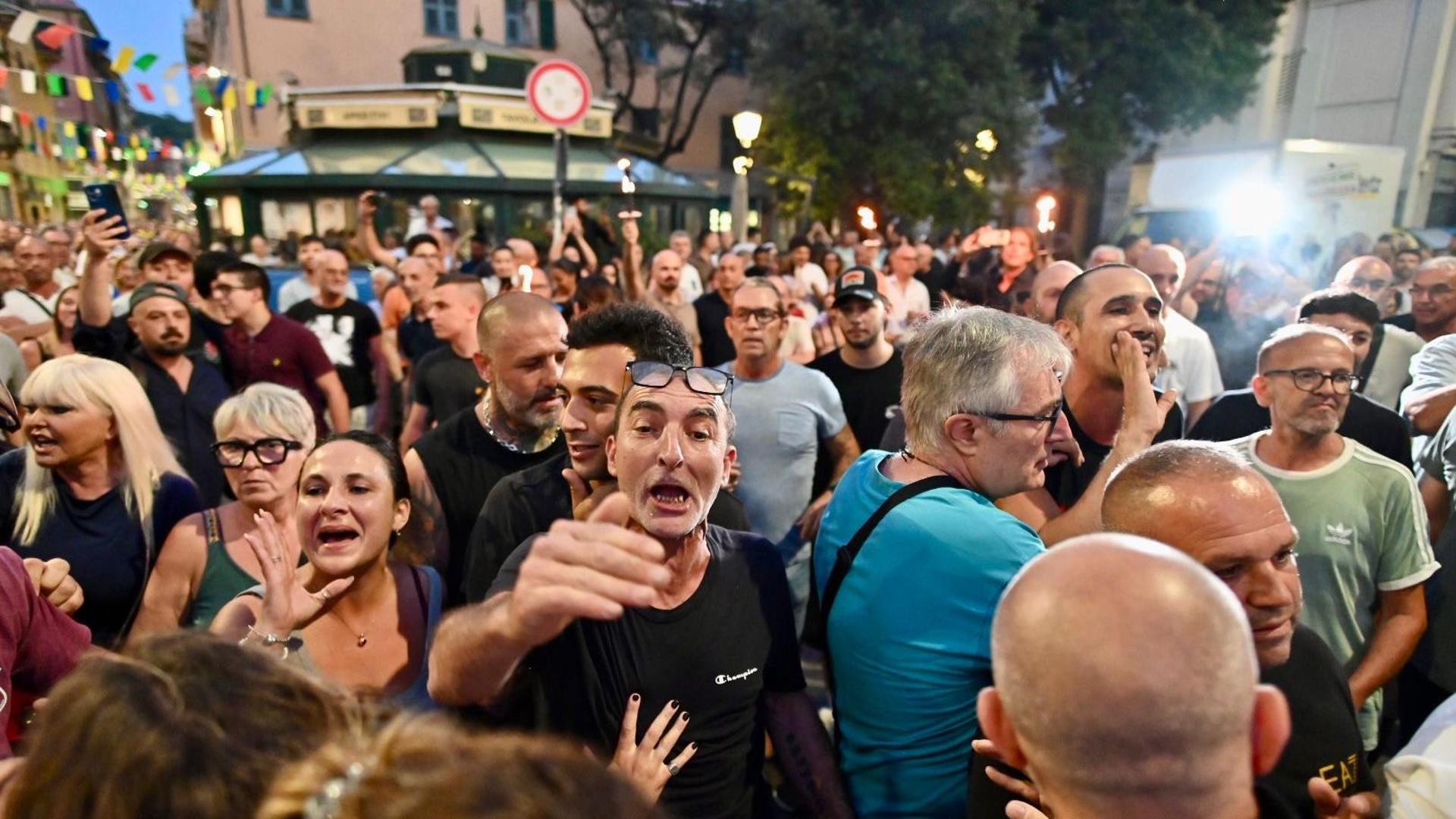 Tensioni a Sestri Ponente alla manifestazione per chiedere più sicurezza, tra fischi e insulti
