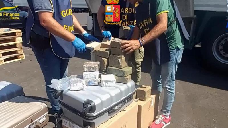 Droga tra le banane, carico di hashish fermato al Psa di Pra’