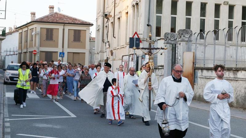 Processione straordinaria per invocare la pioggia Il parroco: «Me l