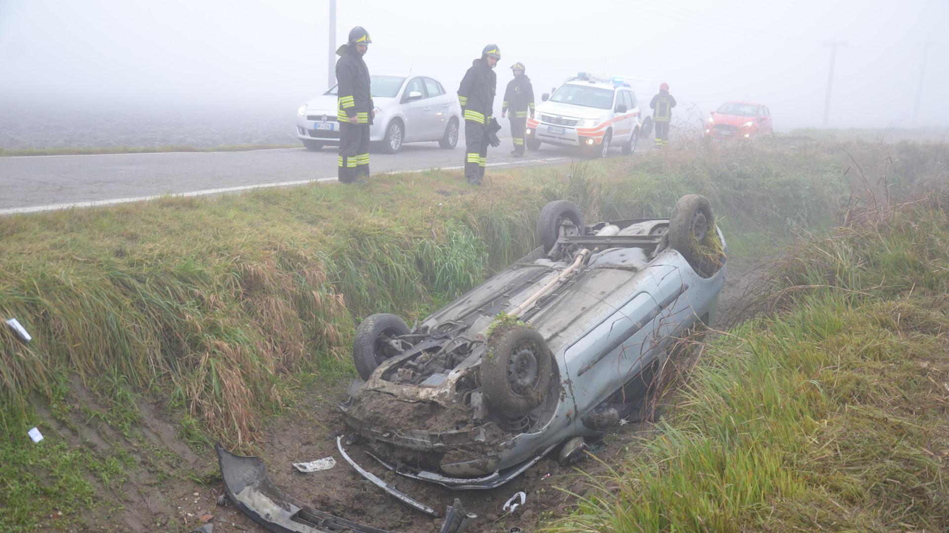 Auto sfonda il guard rail e si schianta fuori strada: tre feriti - La ...