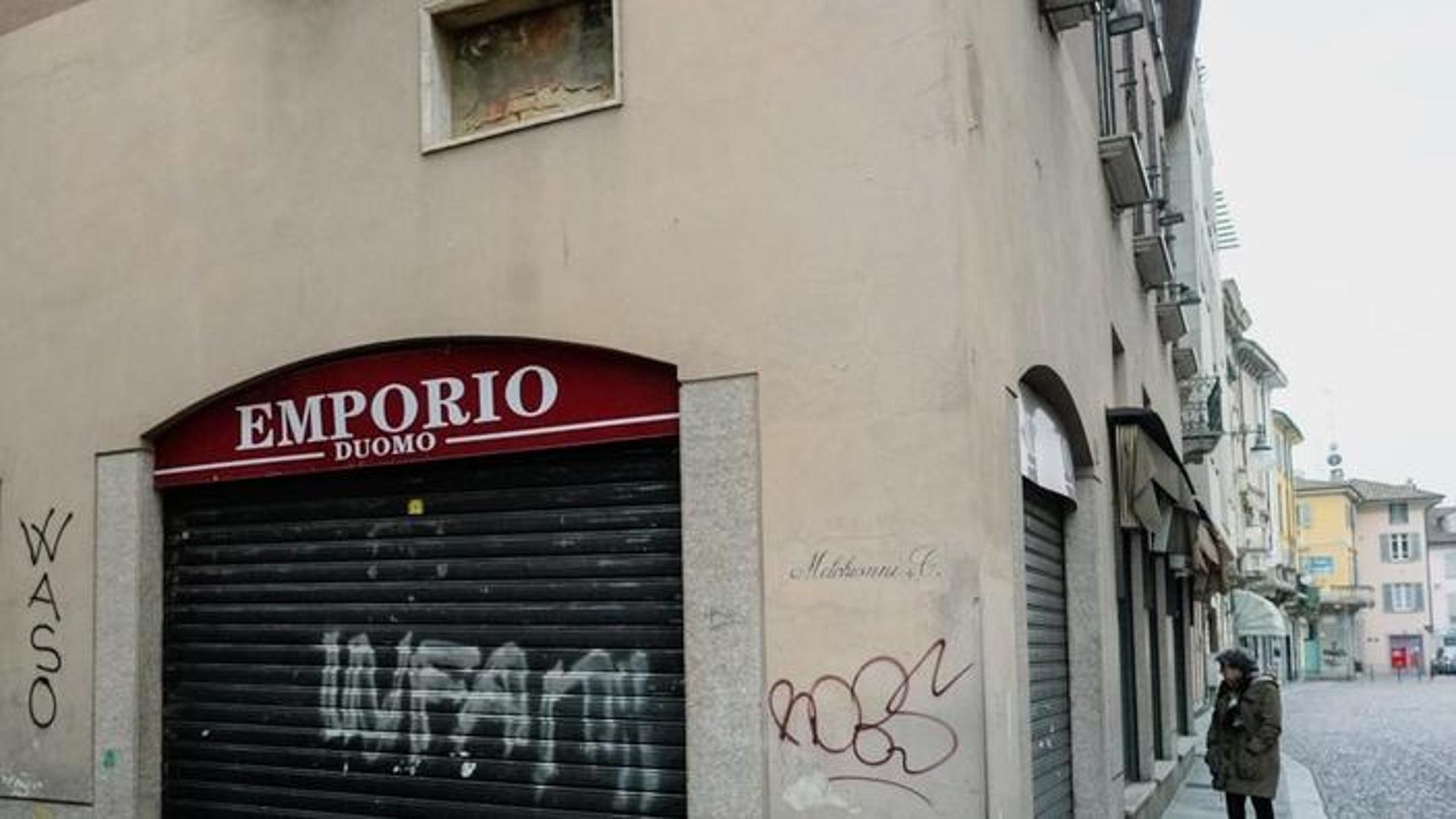 Infami», scritta sul negozio dei cinesi in centro a Voghera - La Provincia  Pavese