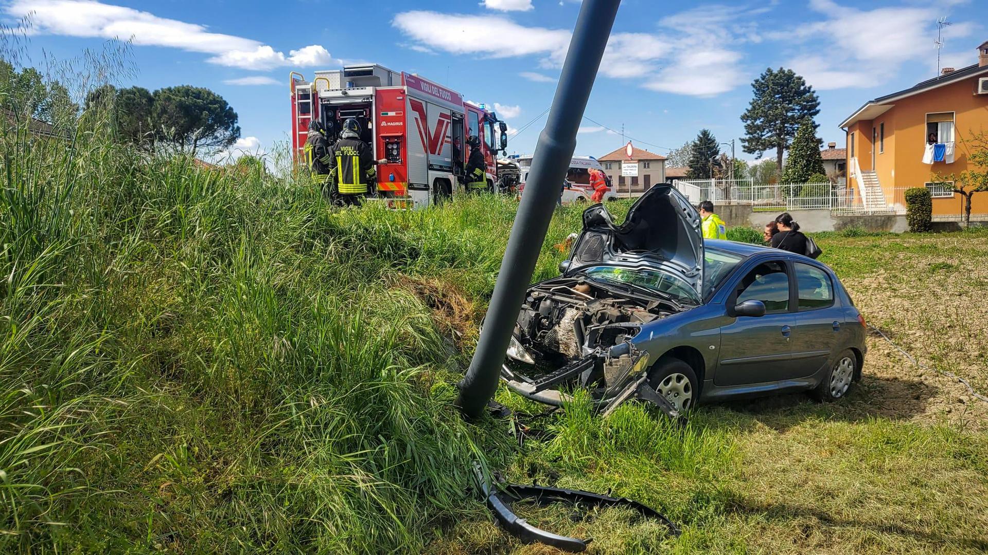 Auto si schianta contro un palo, feriti marito e moglie - La Provincia ...