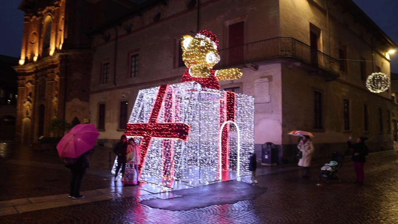 Vigevano, accese le luminarie nelle strade del centro - La Provincia Pavese