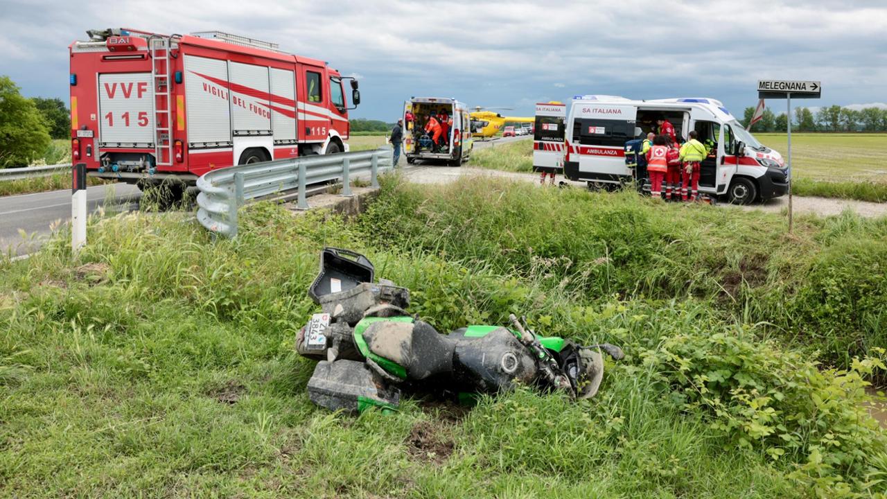 Cadono dalla moto: feriti due turisti svizzeri - La Provincia Pavese