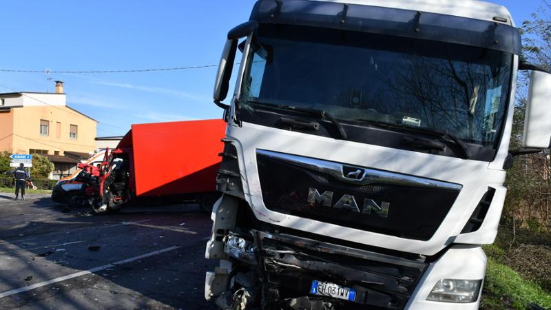 Schianto frontale tra camion e furgone: due feriti - La Provincia Pavese
