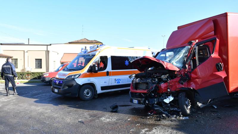 Schianto frontale tra camion e furgone: due feriti - La Provincia Pavese