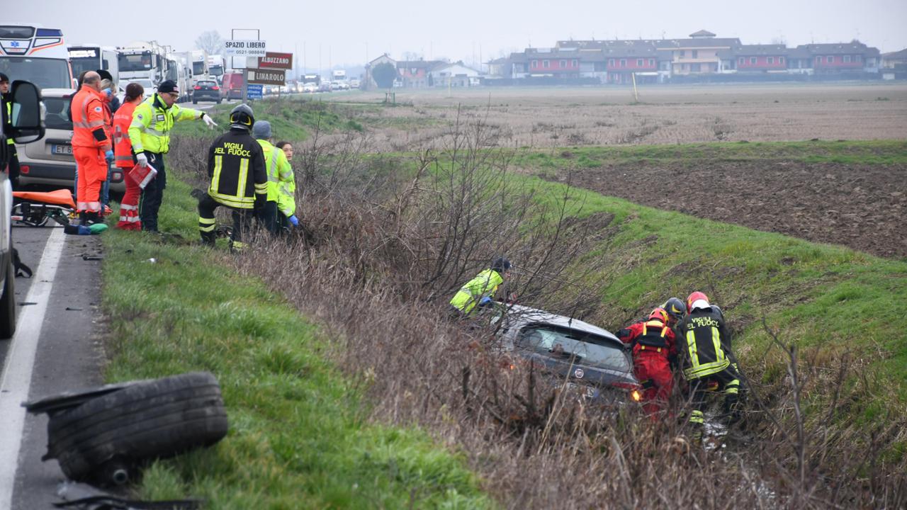 Frontale ad Albuzzano, due feriti e traffico in tilt - La Provincia Pavese