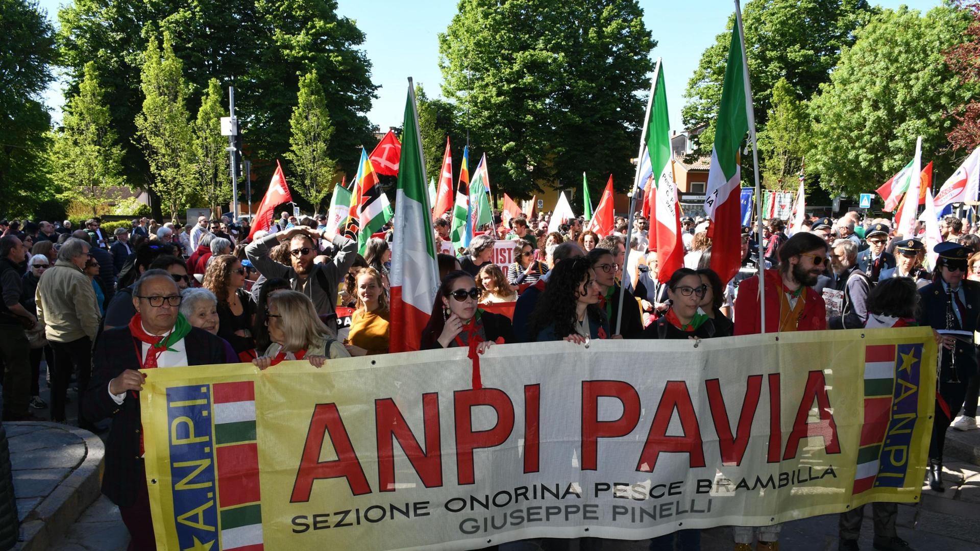 25 Aprile a Pavia, il corteo riempie la città: «Ricordare non basta ...