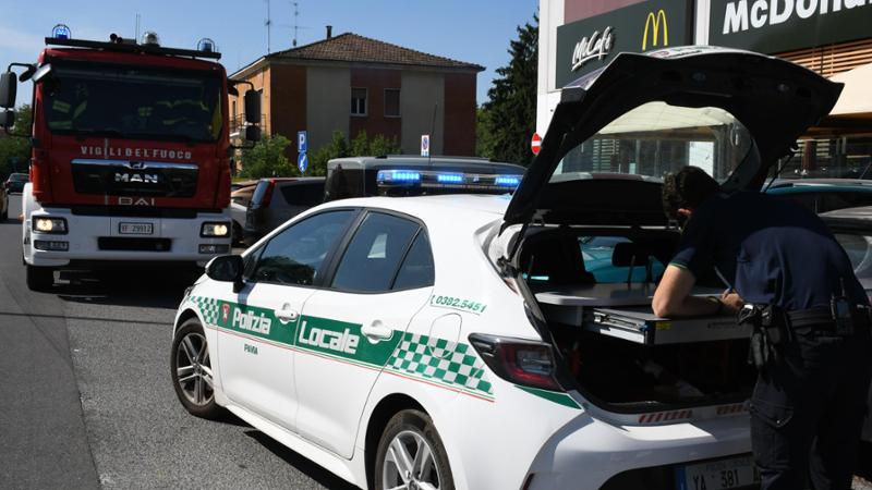 Cane lasciato in auto sotto il sole salvato dai pompieri a Pavia - La ...