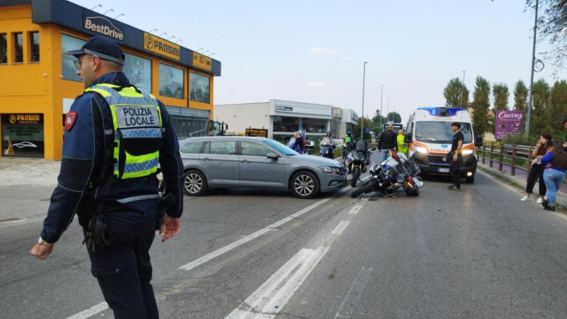 Incidente in via Bramante a Pavia: scontro tra Passat e moto Bmw, un ...