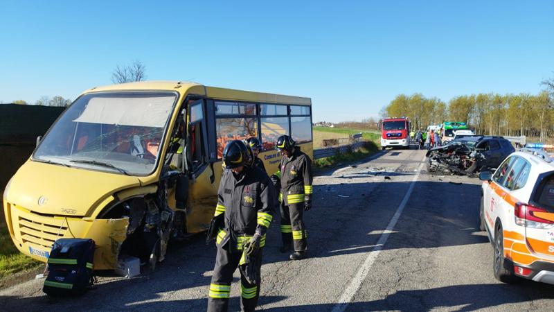 Trivolzio, frontale tra uno scuolabus e una Dacia: feriti anche dei ...