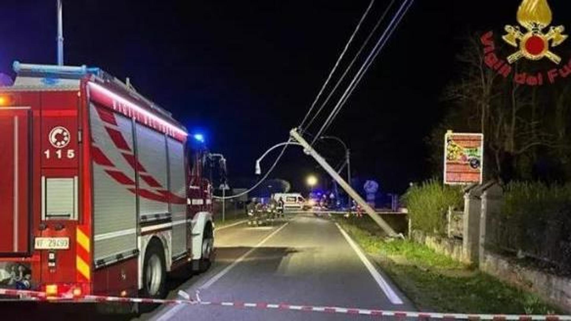 Auto si schianta contro un palo Morto il passeggero di 21 anni - La ...