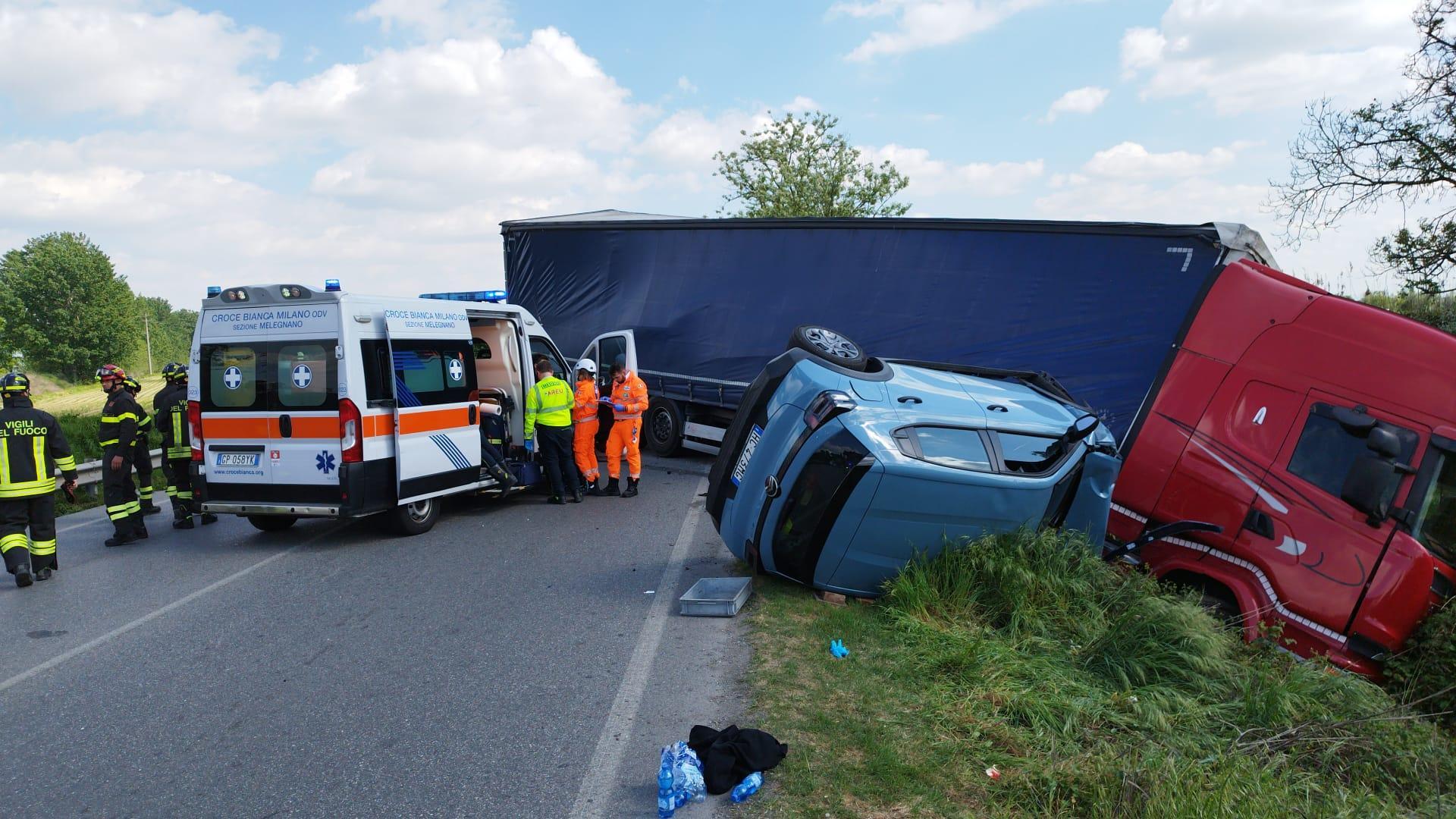 Scontro tra un camion e due auto tra Torrevecchia e Landriano: un ...
