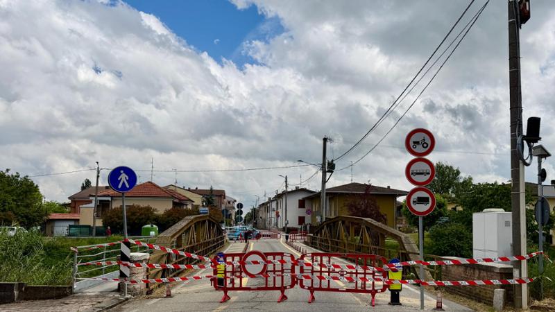 Il ponte sul Coppa è ancora chiuso: «Per i lavori servono altre carte»