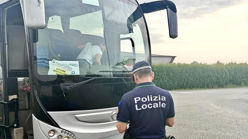 Controlli sulle navette dei pendolari: multe a tre autobus per 20mila euro