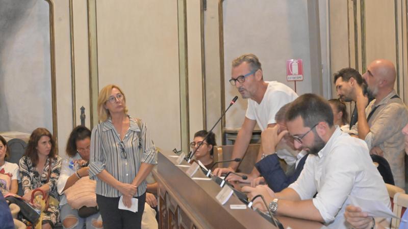 Strisce blu, bike lane e mobilità a Pavia: tanta partecipazione al Consiglio comunale aperto