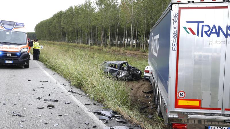 Auto contro un tir: tre morti nello schianto a Sant’Angelo Lomellina