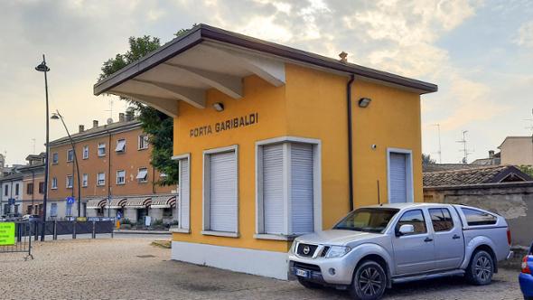 Voghera, la pesa pubblica abbandonata diventa un caso: «L’infopoint non è mai partito»