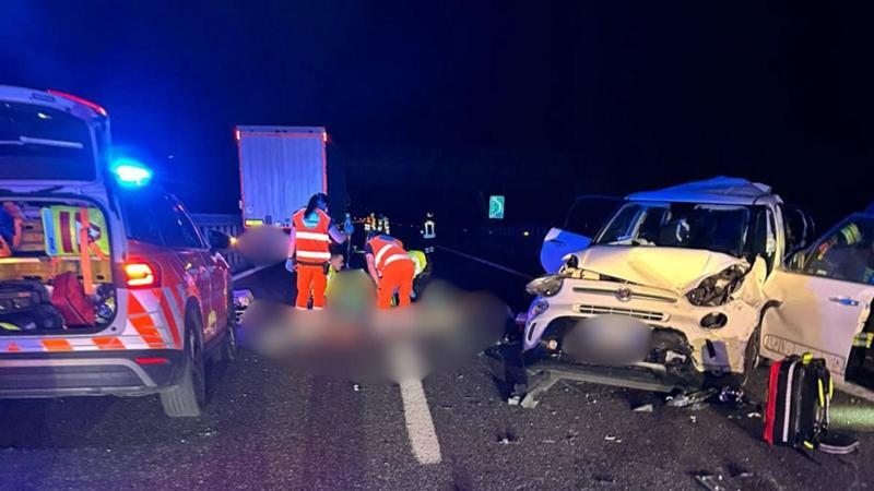A21, scendono dall’auto dopo un tamponamento e vengono travolti da un tir tra Castel San Giovanni e Broni: un morto e una donna in fin di vita