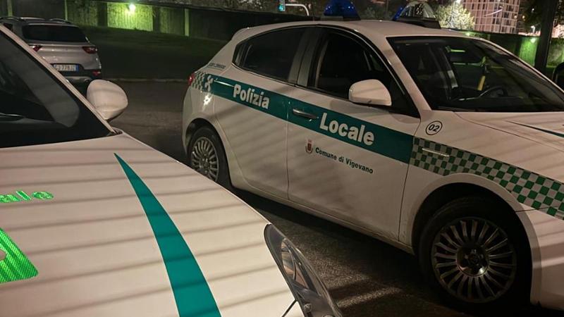 Vigevano, fugge dal controllo sul monopattino: minorenne arrestato con hashish e bilancino