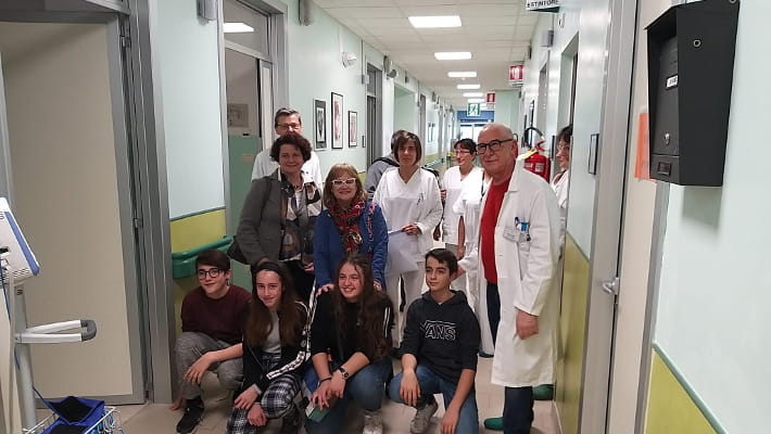 Quadri Degli Studenti Delle Medie Sulle Pareti Del Reparto Di Chirurgia 