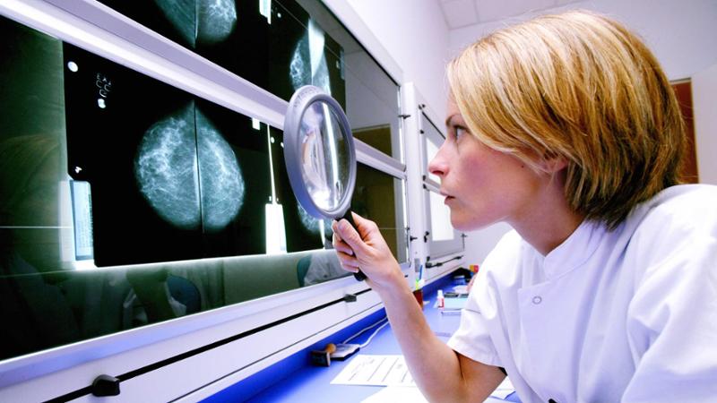 Studio su cartelle cliniche e dati sanitari, persone che rifiutano esami preventivi gratuiti, analisi epidemiologica di lesioni tumorali, immagine di
