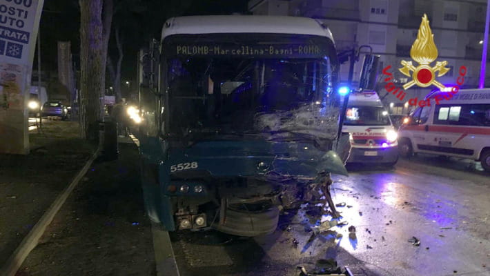 Scontro tra auto e bus a Tivoli, morti due ragazzi - La Stampa