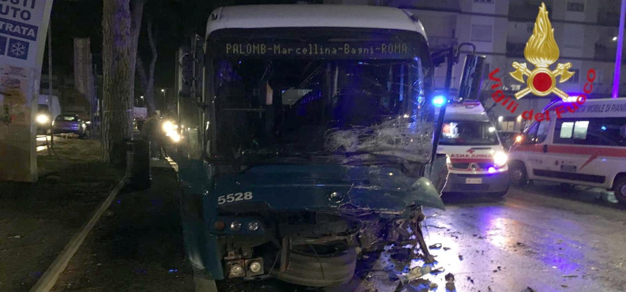 Scontro tra auto e bus a Tivoli, morti due ragazzi - La Stampa