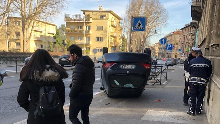 Incidente stradale, caos in corso Moncalieri a Torino - La Stampa