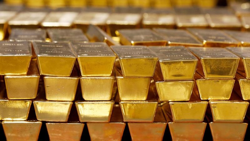 Non si ferma il crollo dell’oro: performance peggiore da oltre un decennio