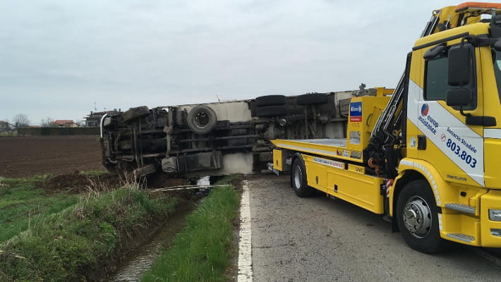 Tir Sbanda E Si Ribalta Sulla Strada Fra Tetti Pesio E Trucchi A Cuneo 