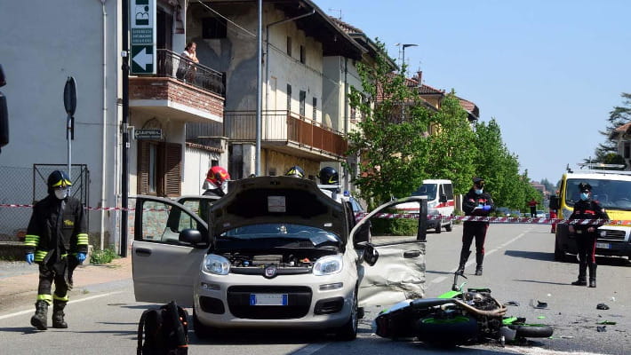 Violento scontro tra auto e moto a Cossato: il centauro ricoverato in ...