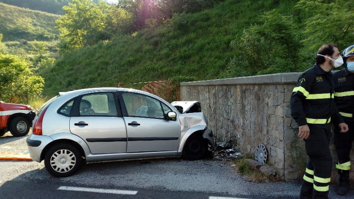 Cengio, si schianta con l’auto contro un muro: muore a 75 anni - La Stampa