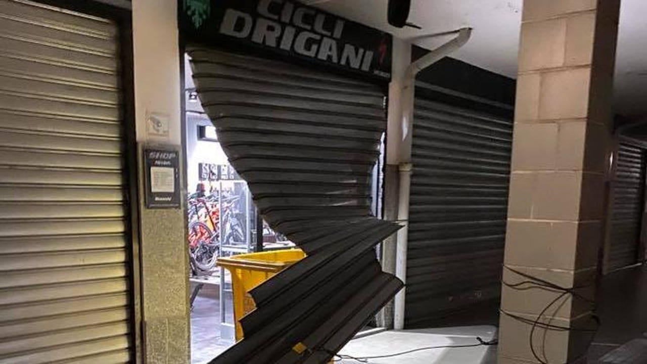 Mappano, spaccata di notte nel negozio di bici: per scappare i ladri  gettano gli estintori contro i carabinieri - La Stampa