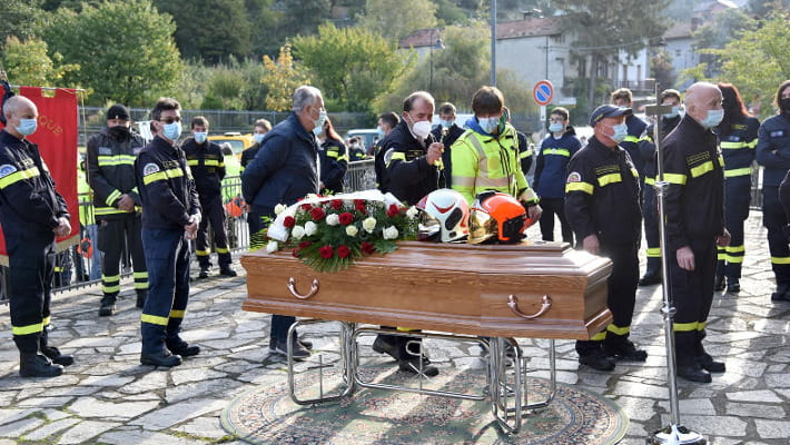 Un fiume di divise per l’ultimo saluto al vigile del fuoco morto ...