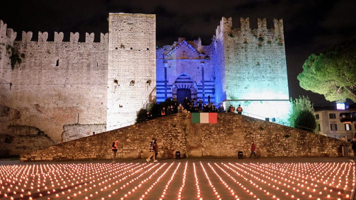 A Prato Alla Manifestazione Contro Il Dpcm Si Spengono Le Luci Si 