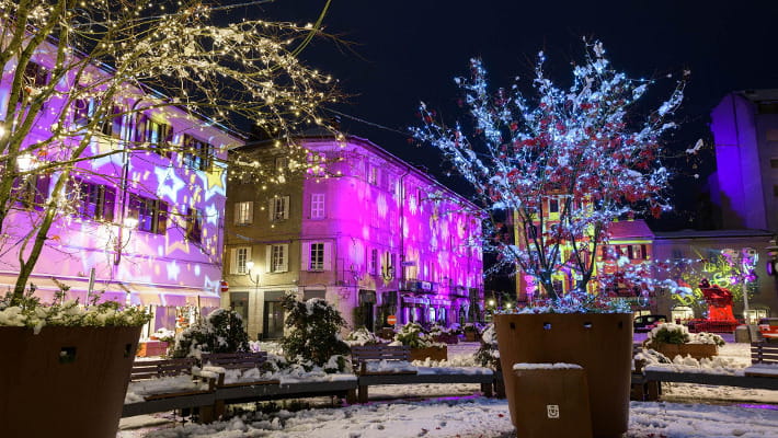 A Borgosesia la neve e le luci di Natale creano un effetto mai visto