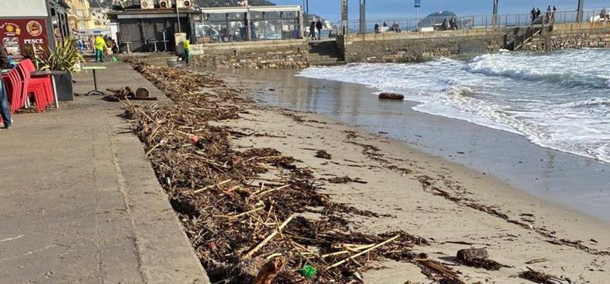 Nuova Mareggiata Colpisce Alassio Sabbia E Detriti Sulla Passeggiata 
