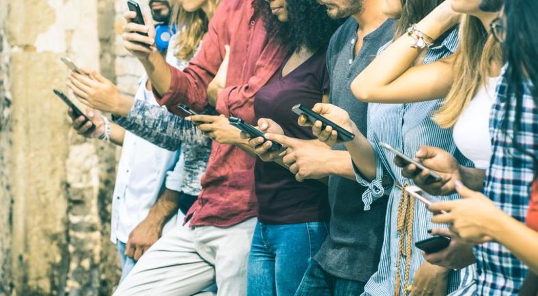 Francia, la Corte Costituzionale boccia il divieto di utilizzo dei social per gli under 15