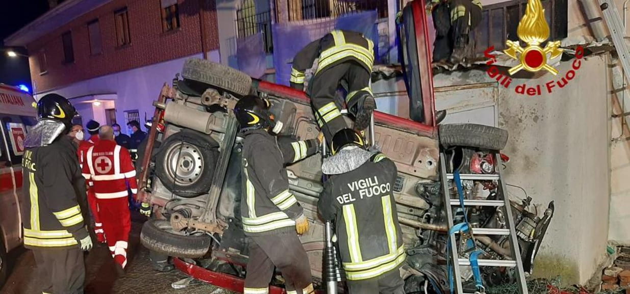 Giovane si schianta con l’auto contro il muro di una casa a Busca - La ...