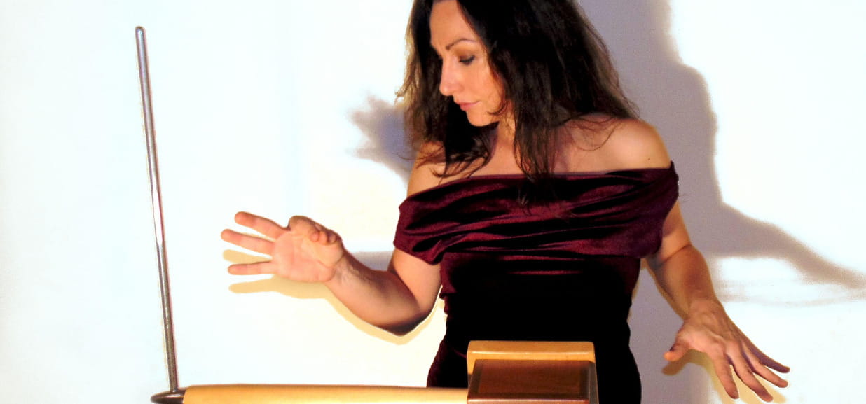 Giulia Riboli porta le oscillazioni sonore del theremin da Le Orme fino ...