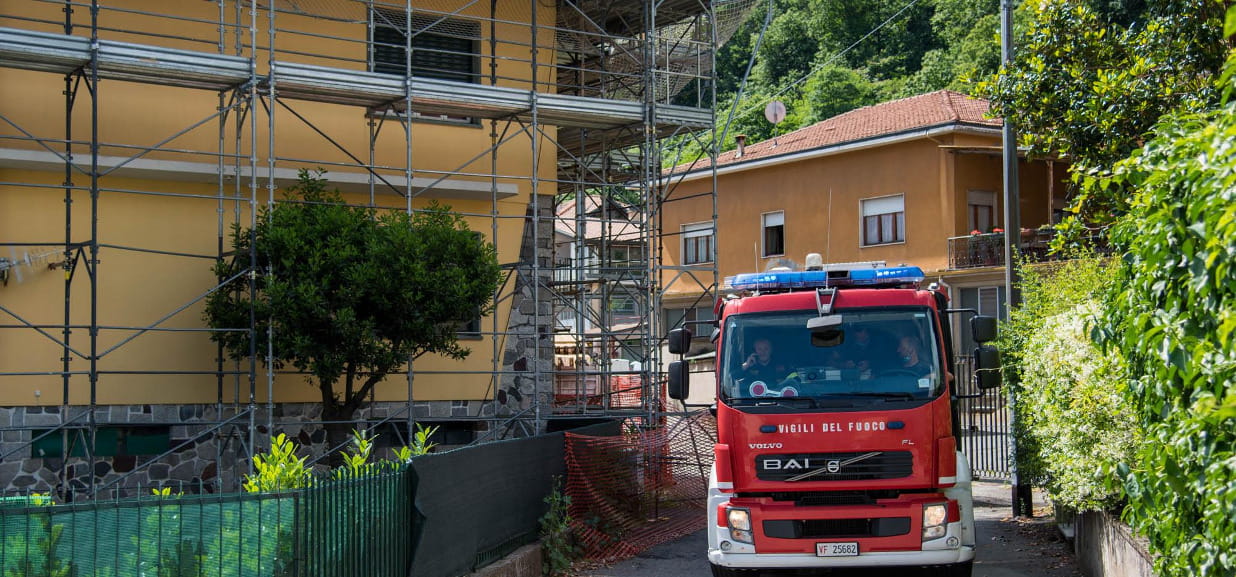Borgosesia, cade da un ponteggio e batte la testa. Grave operaio di 51 ...