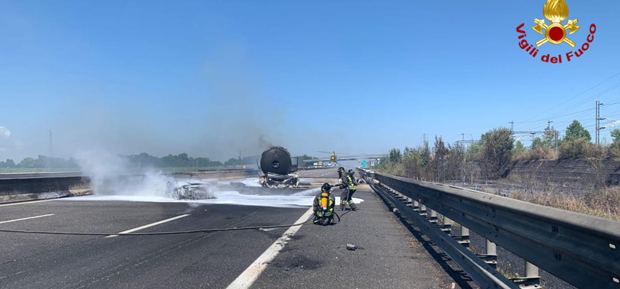 Incidente sulla A1 nel Piacentino: scontro tra due camion, un morto ...