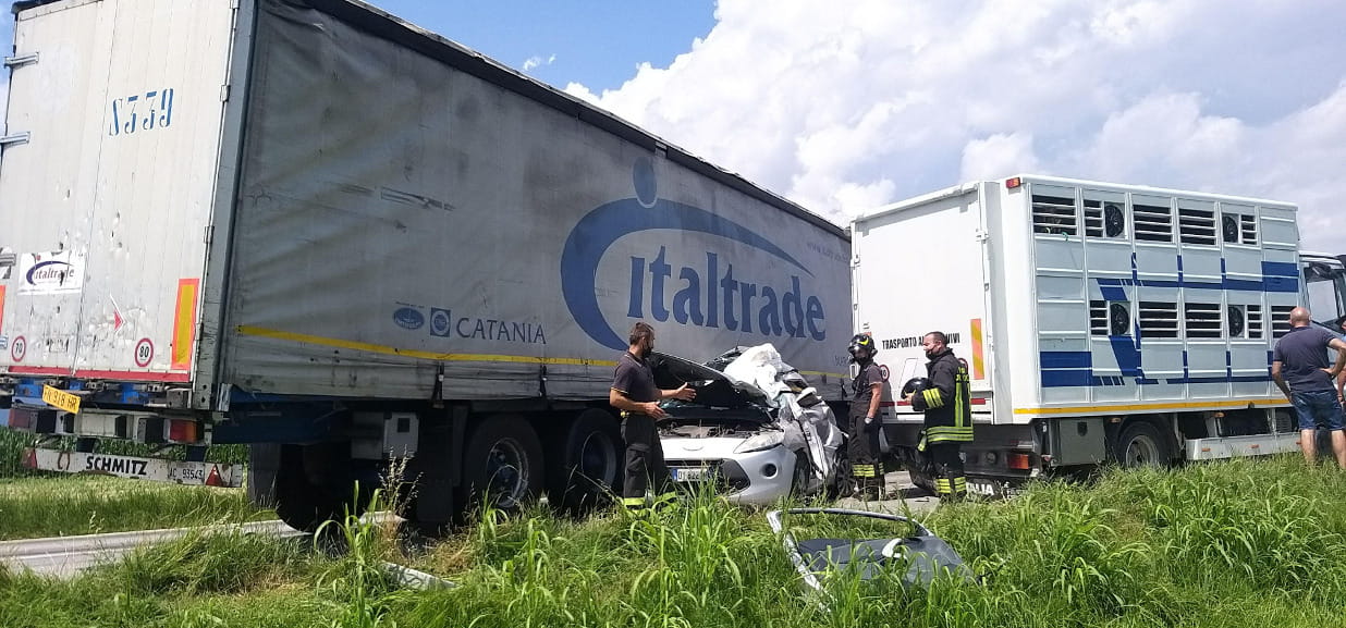 Scontro tra un’auto e due camion sulla provinciale di Saluzzo: ferita ...
