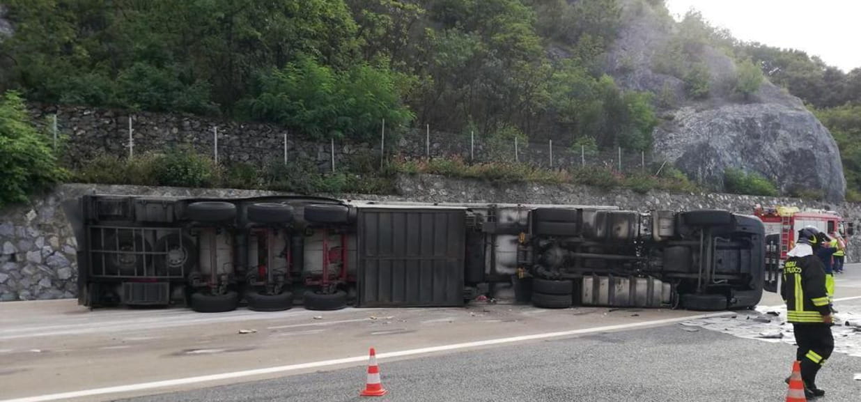 Camion si ribalta sulla A10, traffico bloccato tra Cogoleto e Arenzano ...