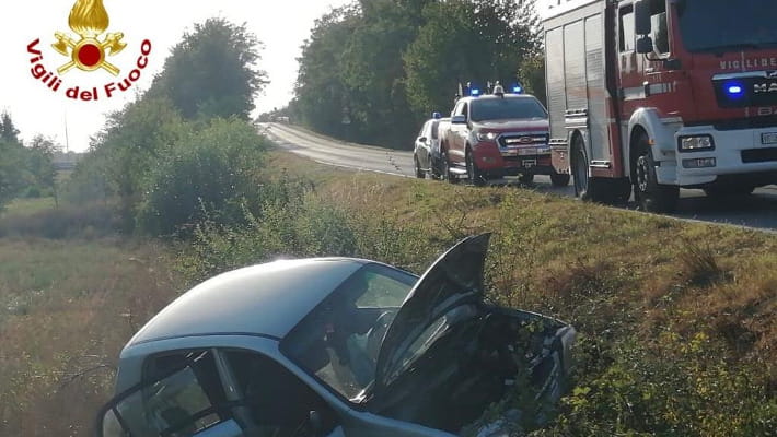 Auto finisce fuori strada e si ribalta in un prato a Carrù - La Stampa