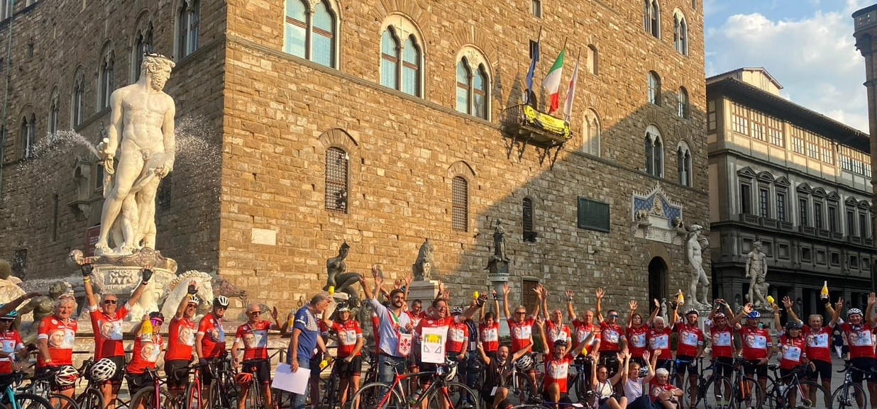 Le giubbe Rosse Della Napoli Firenze Conquistano Piazza Della 