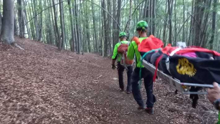 Cade e si frattura la caviglia mentre cerca funghi sopra Limone ...
