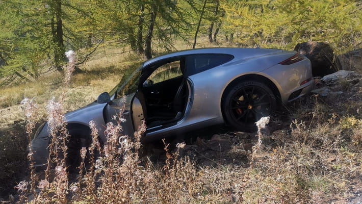 Esce di strada con la Porsche e rimane in bilico sulla scarpata ...