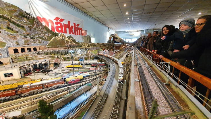 Venti treni in miniatura in un paesaggio di 100 mq: riapre il